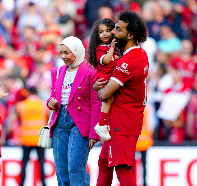 محمد صلاح مع ابنته مكة وزوجته في ملعب انفيلد